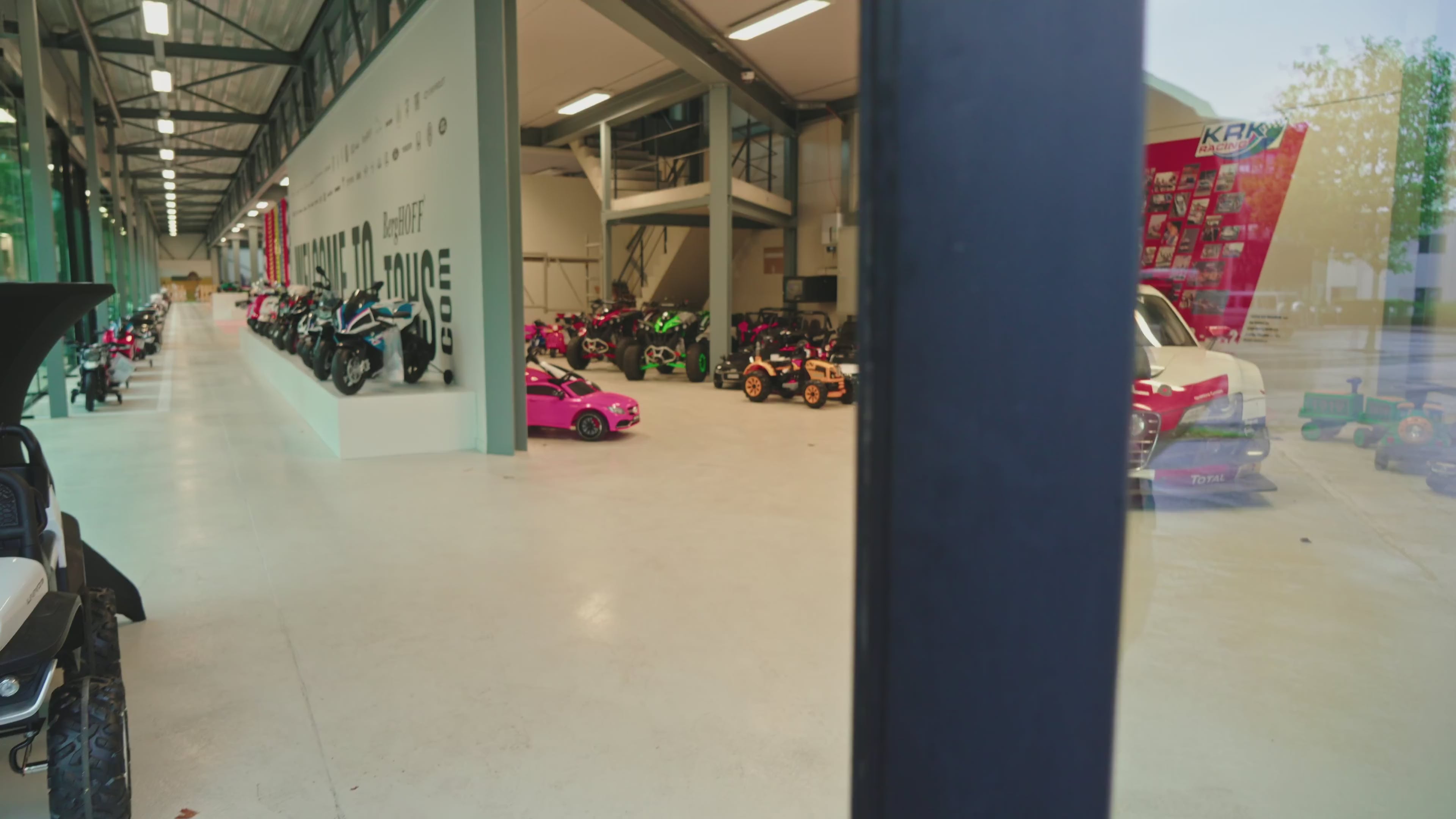 Load video: Showroom Vrooomy | Europa's Grootste Kinderauto Showroom